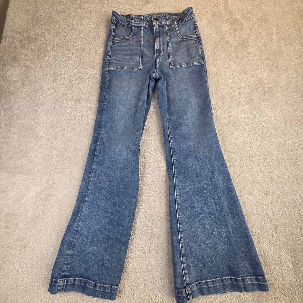 American Eagle Super Hi-Rise Flare Jeans Medium Wash Patch Pocket Size 8 Regular